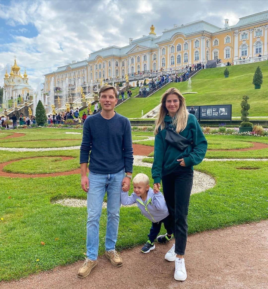 マリア・アルテミエワのインスタグラム：「Отличный выходной ✨  #петергоф⛲️ #фонтаны #семейныепрогулки❤️ #осень2023🍂☀️🍁 #люблювыходные」