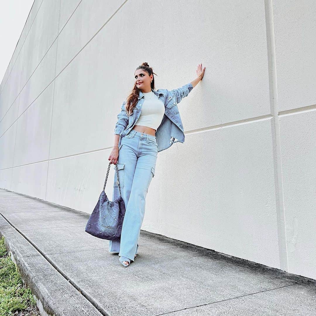 のインスタグラム：「Work work work #denimdenimdenim 🙋🏻‍♀️」