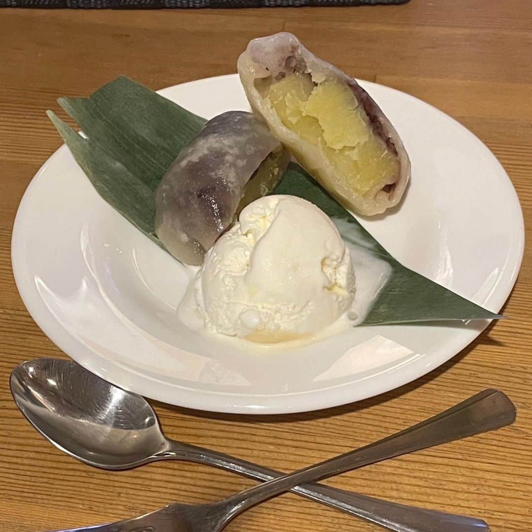 古閑裕のインスタグラム：「今週も終わりました♪ 明日からも色々やる事山積み。 今日はもう少しだけ飲んで明日に備えようかな！  注意:画像は全く関係ない こがみ製熊本名物いきなり団子とアイスクリーム 美味しいよ！にてご了承ください。」