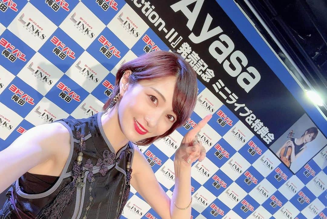 AYASAさんのインスタグラム写真 - (AYASAInstagram)「🎻 ヨドバシカメラマルチメディア梅田店様でのミニライブ2Daysの図🎶1日目🫶 (2023.09.02)  1日目は地下のヨドバシホールでのライブでしたが、2部共に沢山の方に来ていただけて嬉しかった✨🥹 ツアーの余韻も感じられて嬉しかった❤️🖤 来て下さった皆様ありがとうございました😊  5枚目はコメント動画撮ろうとして写真だった図😂 ・ #a_fraction_2  #ヨドバシカメラマルチメディア梅田  #ヨドバシのあやさ  #Ayasa #バヨリン弾き #violinist #violin #5弦バイオリン #gliga」9月4日 2時36分 - ayasa_doya