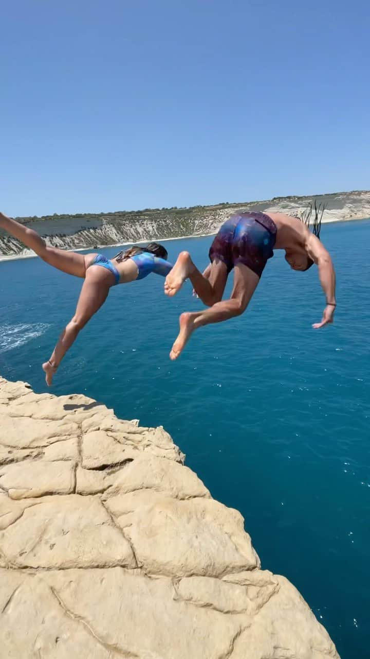 ローラ・マリノのインスタグラム：「Plonger seul c’est bien, à 2 c’est mieux 🐬 . . . #cliffjumping #malta #visitmalta #cliffdiving」