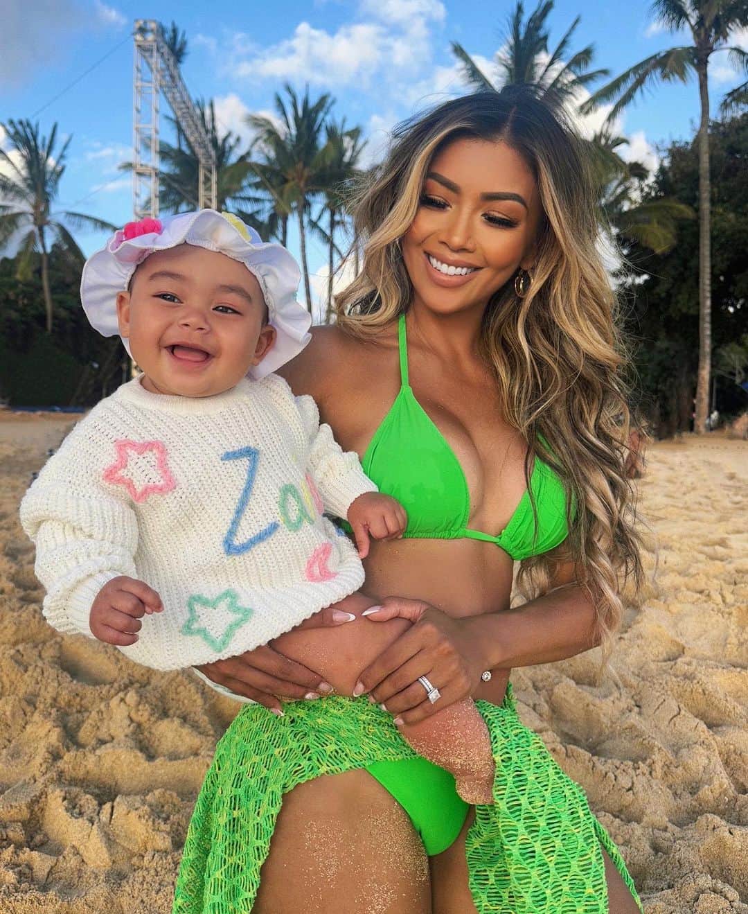 リアン Vのインスタグラム：「Beach days with my @zaiasky 🏝️💕 Our @benjaminbaby custom sweaters are 20% OFF this Labor Day weekend!✨ Sale ends Tuesday!✨」