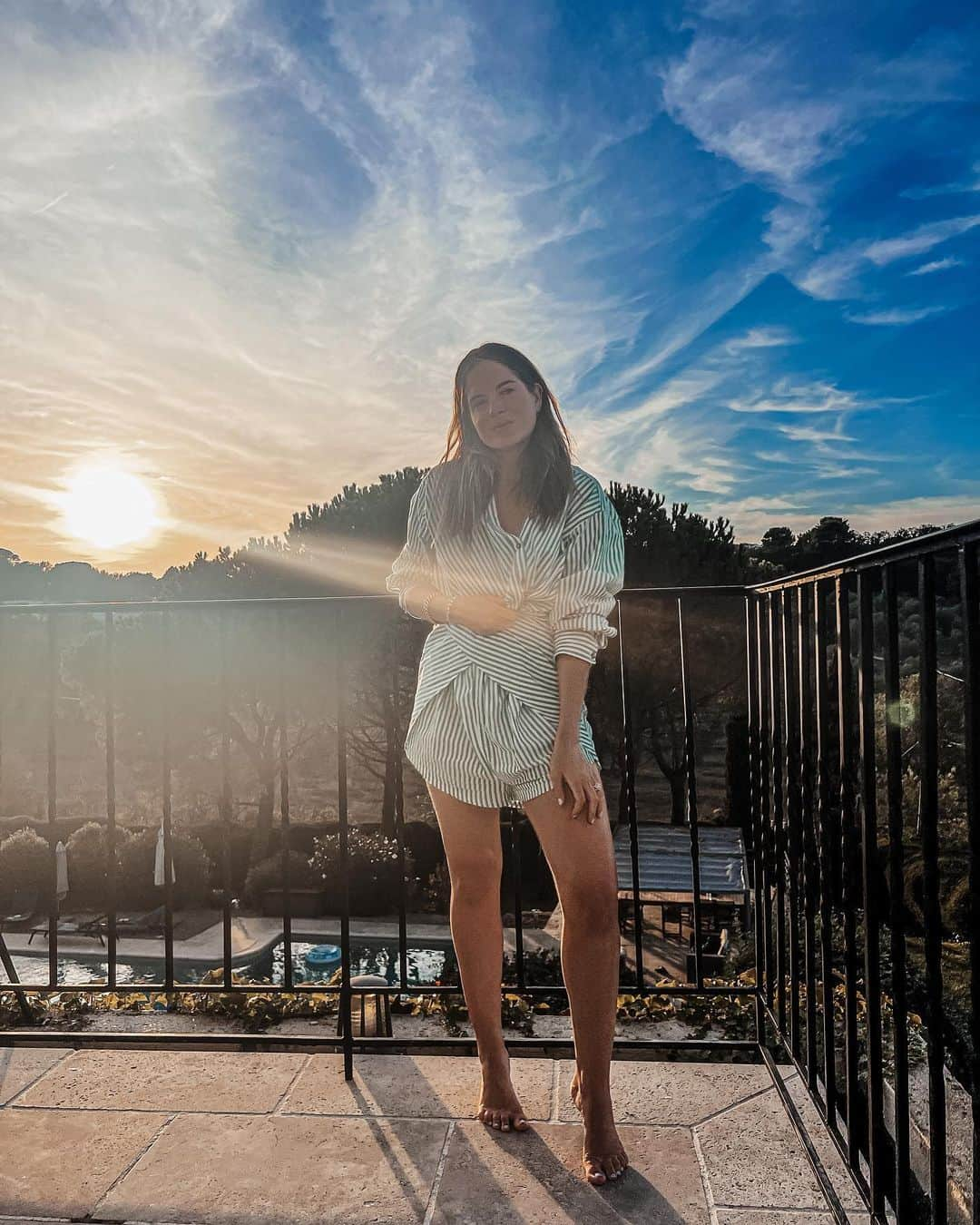 アレクサンドラ・フェルステッドのインスタグラム：「Going to miss these sunsets 💚  Pretending it’s the 34th August 🤣」