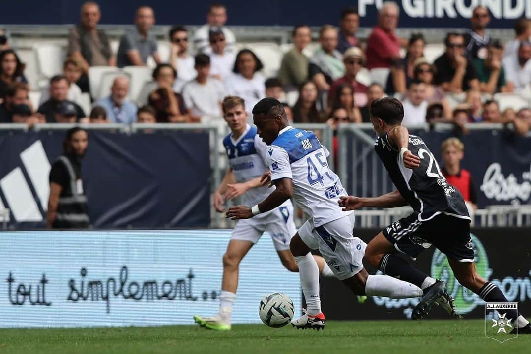 オナイウ阿道のインスタグラム：「Premier match avec🔵⚪️  Première victoire avec🔵⚪️  Encore une chose. . . à la maison🫡🔵⚪️🏠  #newchapter #auxerre  #OA45」