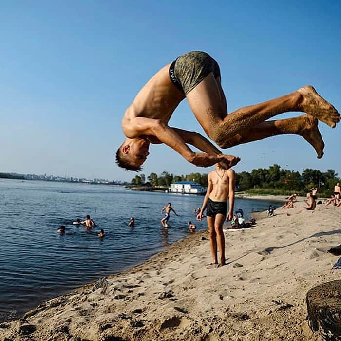 アマンダ・デ・カディネットさんのインスタグラム写真 - (アマンダ・デ・カディネットInstagram)「Repost from @lynseyaddario • Summer scenes in Ukraine. On assignment for the @nytimes 18 months into Russia’s full-scale invasion of Ukraine. With @frontliner @nikonusa #nytimes」9月4日 2時45分 - amandadecadenet