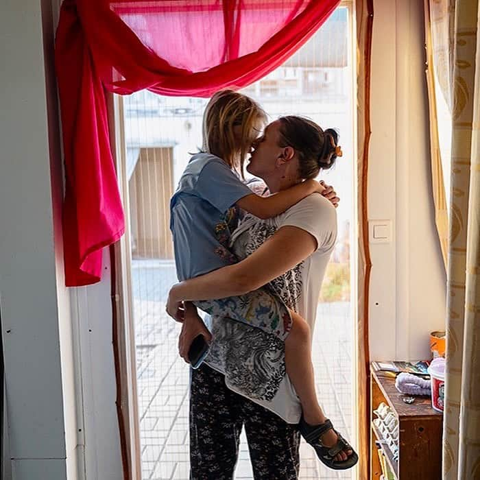 アマンダ・デ・カディネットさんのインスタグラム写真 - (アマンダ・デ・カディネットInstagram)「Repost from @lynseyaddario • Summer scenes in Ukraine. On assignment for the @nytimes 18 months into Russia’s full-scale invasion of Ukraine. With @frontliner @nikonusa #nytimes」9月4日 2時45分 - amandadecadenet