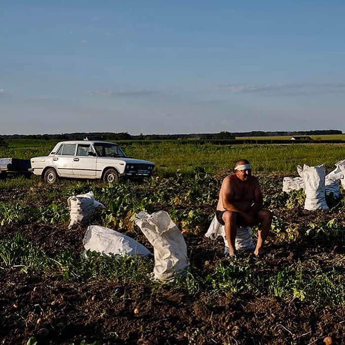 アマンダ・デ・カディネットさんのインスタグラム写真 - (アマンダ・デ・カディネットInstagram)「Repost from @lynseyaddario • Summer scenes in Ukraine. On assignment for the @nytimes 18 months into Russia’s full-scale invasion of Ukraine. With @frontliner @nikonusa #nytimes」9月4日 2時45分 - amandadecadenet