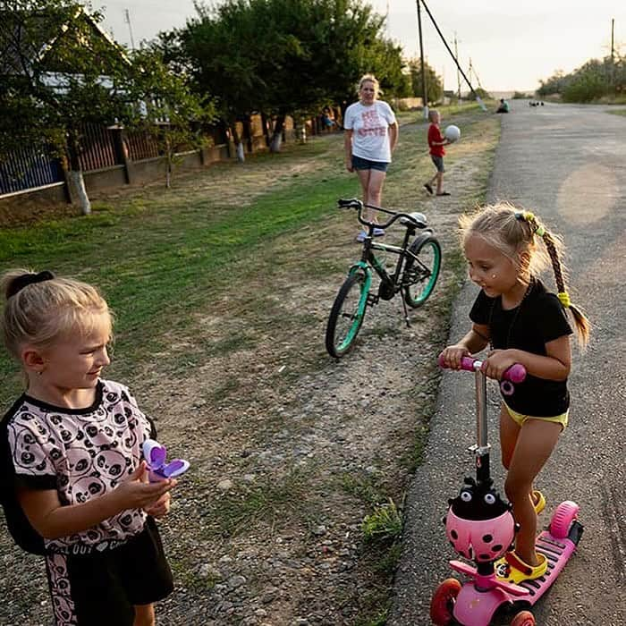 アマンダ・デ・カディネットさんのインスタグラム写真 - (アマンダ・デ・カディネットInstagram)「Repost from @lynseyaddario • Summer scenes in Ukraine. On assignment for the @nytimes 18 months into Russia’s full-scale invasion of Ukraine. With @frontliner @nikonusa #nytimes」9月4日 2時45分 - amandadecadenet