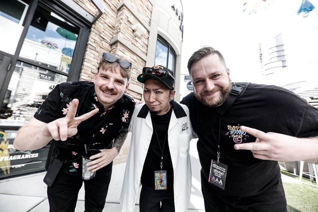 MAH のインスタグラム：「So glad to meet @pascalschillo from @electriccallboy and brother @dajoeberlei in Salt Lake City!  They’re also on the US tour right now, plays at Fillmore Auditorium Denver tonight.  (SiM plays at The Mission Ballroom)  #JACKPOTJUICER #SiMUSTOUR  📷 @koheisuzukiphoto」