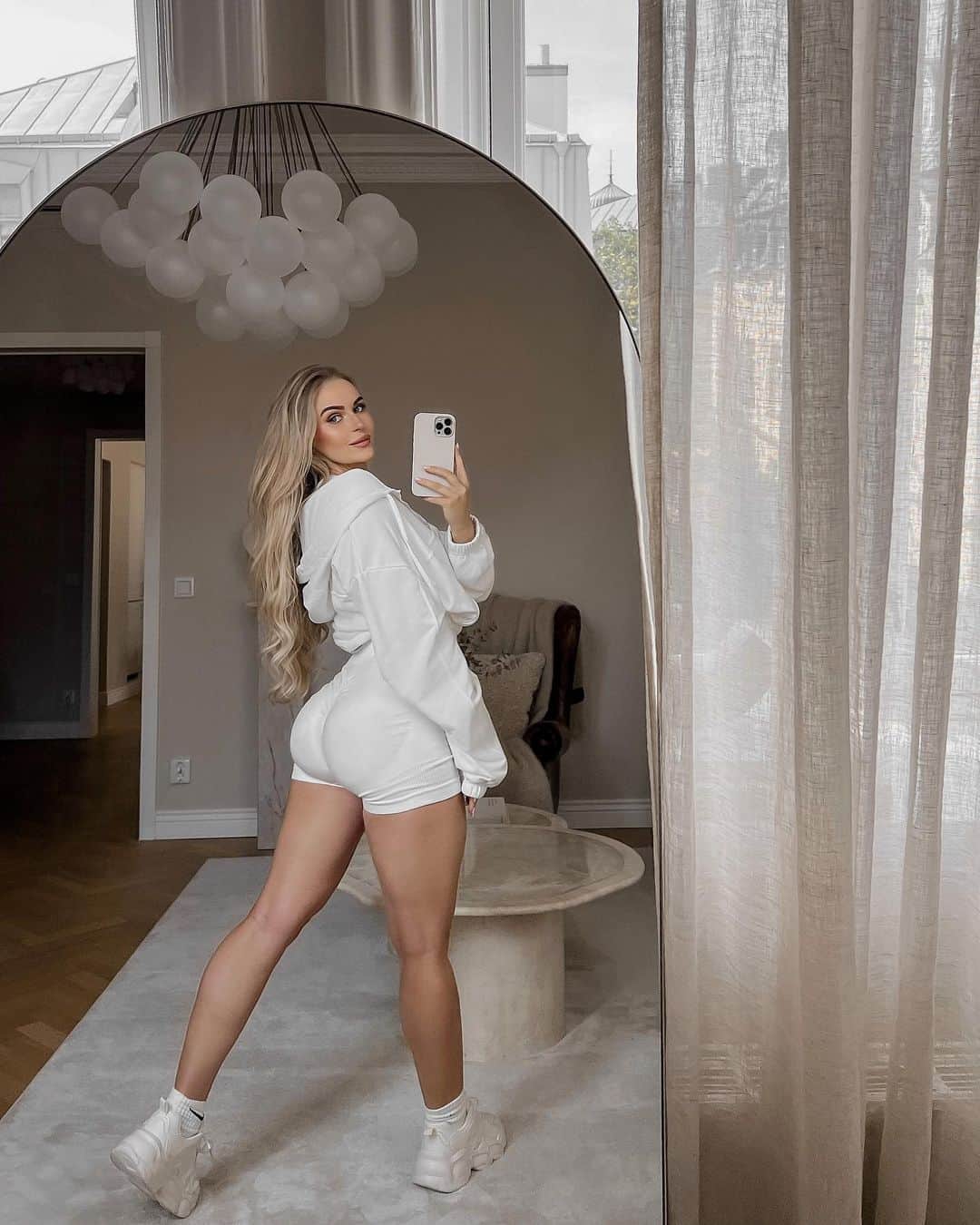 Anna Nyströmのインスタグラム：「Sundayy 🤍🤍」