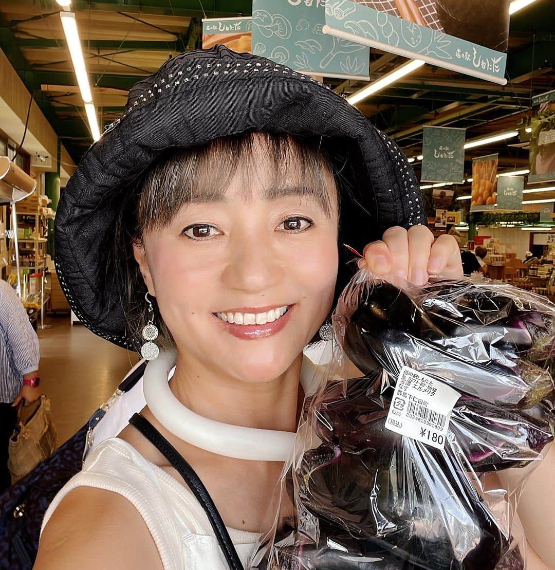 橋本志穂さんのインスタグラム写真 - (橋本志穂Instagram)「こんなたくさん入って180円の茄子🍆  下仁田の道の駅で お野菜たくさん買ったけど、レジ袋ケチった女の顛末。。。的な図  朝、近所の浅野さんから 「下仁田ランチしない？」とお誘いいただき、前の日に レイクニュータウンのパサパで買った真っ白なワンピース(1000円)を早速着て出かけました。 だって、スカートじゃなきゃ、 絶対「バイクで」って言いそうだったんだもん。 ごめんよー、浅野さんは 下仁田でバイクにガソリン入れたかったんだねー💦 軽井沢のガソリンは日本一高いって話だからねー💦  浅野さんがリサーチした ソフトクリーム付きのカレー🍛のお店に行きました。 駅の真ん前‼️  すっごく昭和レトロな雰囲気の喫茶で あとからあとからお客さんが来てました。 浅野さんはソフトクリームに大喜び がしかし私は ソフトクリーム🍦は苦手なの。 基本、アイスはチョコモナカジャンボかジャイアントコーンが好き。 それ以外だったら コーヒー付けてもらいたい。 なので迷わずコーヒーオーダーする私に 驚く浅野さん。 女子力ゼロすぎるので、インスタ用に浅野さんのソフト借りて写真だけ撮ってみた😜  楽しいランチ会でした♪  #下仁田 #道の駅 #お買い得 #ランチ #サービス」9月4日 3時05分 - shihohashimoto3