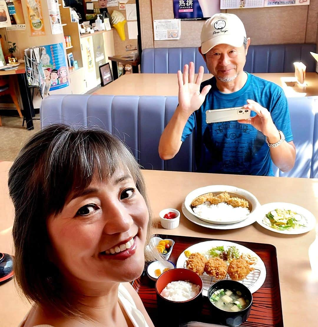 橋本志穂さんのインスタグラム写真 - (橋本志穂Instagram)「こんなたくさん入って180円の茄子🍆  下仁田の道の駅で お野菜たくさん買ったけど、レジ袋ケチった女の顛末。。。的な図  朝、近所の浅野さんから 「下仁田ランチしない？」とお誘いいただき、前の日に レイクニュータウンのパサパで買った真っ白なワンピース(1000円)を早速着て出かけました。 だって、スカートじゃなきゃ、 絶対「バイクで」って言いそうだったんだもん。 ごめんよー、浅野さんは 下仁田でバイクにガソリン入れたかったんだねー💦 軽井沢のガソリンは日本一高いって話だからねー💦  浅野さんがリサーチした ソフトクリーム付きのカレー🍛のお店に行きました。 駅の真ん前‼️  すっごく昭和レトロな雰囲気の喫茶で あとからあとからお客さんが来てました。 浅野さんはソフトクリームに大喜び がしかし私は ソフトクリーム🍦は苦手なの。 基本、アイスはチョコモナカジャンボかジャイアントコーンが好き。 それ以外だったら コーヒー付けてもらいたい。 なので迷わずコーヒーオーダーする私に 驚く浅野さん。 女子力ゼロすぎるので、インスタ用に浅野さんのソフト借りて写真だけ撮ってみた😜  楽しいランチ会でした♪  #下仁田 #道の駅 #お買い得 #ランチ #サービス」9月4日 3時05分 - shihohashimoto3