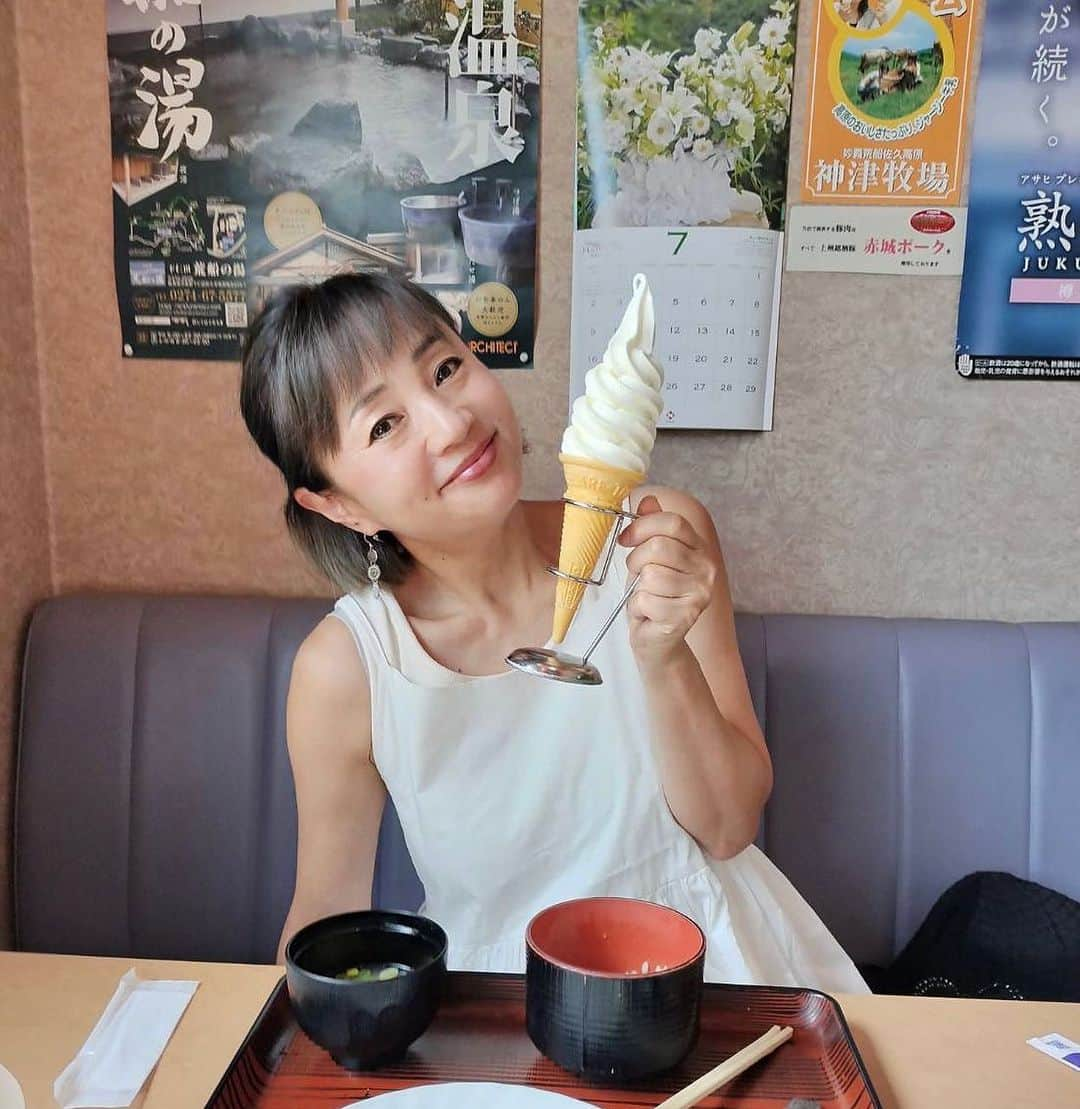 橋本志穂さんのインスタグラム写真 - (橋本志穂Instagram)「こんなたくさん入って180円の茄子🍆  下仁田の道の駅で お野菜たくさん買ったけど、レジ袋ケチった女の顛末。。。的な図  朝、近所の浅野さんから 「下仁田ランチしない？」とお誘いいただき、前の日に レイクニュータウンのパサパで買った真っ白なワンピース(1000円)を早速着て出かけました。 だって、スカートじゃなきゃ、 絶対「バイクで」って言いそうだったんだもん。 ごめんよー、浅野さんは 下仁田でバイクにガソリン入れたかったんだねー💦 軽井沢のガソリンは日本一高いって話だからねー💦  浅野さんがリサーチした ソフトクリーム付きのカレー🍛のお店に行きました。 駅の真ん前‼️  すっごく昭和レトロな雰囲気の喫茶で あとからあとからお客さんが来てました。 浅野さんはソフトクリームに大喜び がしかし私は ソフトクリーム🍦は苦手なの。 基本、アイスはチョコモナカジャンボかジャイアントコーンが好き。 それ以外だったら コーヒー付けてもらいたい。 なので迷わずコーヒーオーダーする私に 驚く浅野さん。 女子力ゼロすぎるので、インスタ用に浅野さんのソフト借りて写真だけ撮ってみた😜  楽しいランチ会でした♪  #下仁田 #道の駅 #お買い得 #ランチ #サービス」9月4日 3時05分 - shihohashimoto3