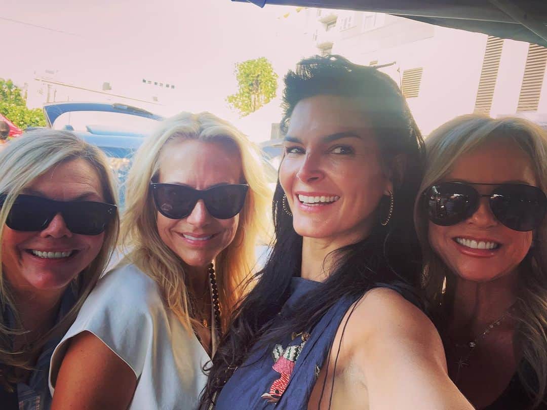 のインスタグラム：「I have so many titles for this one… & will take suggestions. 😂😂😂  A) I had one job. B) One of these things is not like the others.  C) Clearly didn’t get the memo.  D) #gonetailgating」
