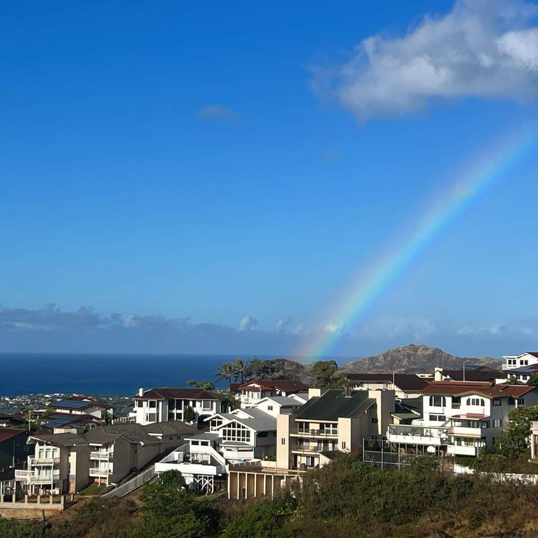 マキ・コニクソンさんのインスタグラム写真 - (マキ・コニクソンInstagram)「おはよ！ 今朝も🌈が顔を出してくれた😊 毎日がパラダイスって気分！ モヤモヤしてた事があったけど 🌈を見たら一瞬でどこかに 飛んでっちゃったよ！💨 ストーリーみてね！  だからモヤモヤ問題 速攻解決しました！😁 有難うー！🙏🏻 🌈とつるんでたら いつもハッピーな気分でいられる！  周りの環境って大切だよね！ ハッピーな人と一緒にいると 自分もハッピーになる！ ハッピーの連鎖！  今日は朝からバタバタだけど 楽しい事だらけだから エンジョイしまぁす！😊✌🏼  皆さんも 素敵な週末をお過ごしください！  #エアハワイ🌺  #ハッピーレインボーのおすそ分け🌈  #虹は人を一瞬で幸せな気分にする #虹のような人になりたい #ハッピーの連鎖」9月4日 3時17分 - makikonikson