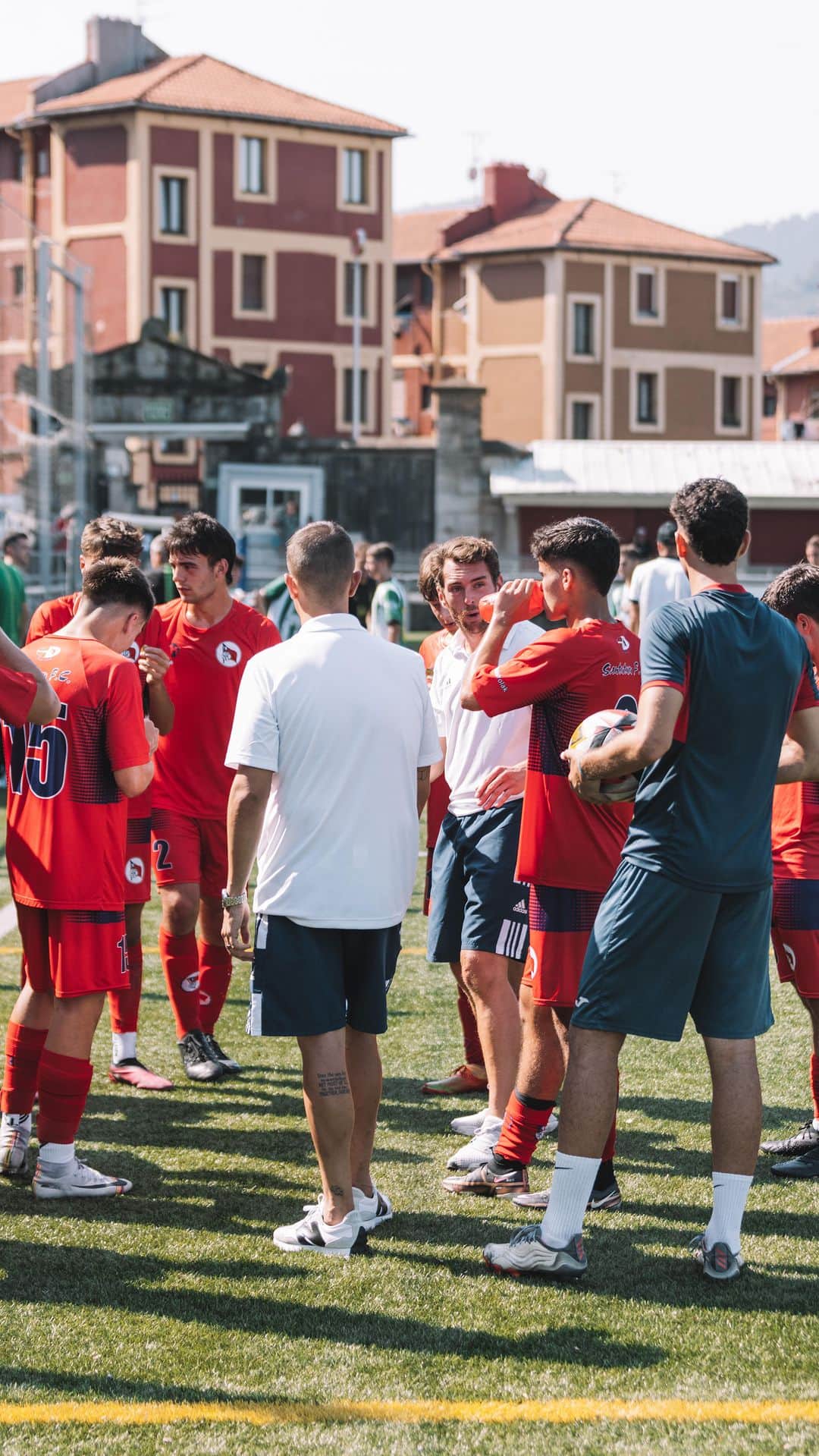 イバイ・ゴメスのインスタグラム：「⚽️ Jornada 1 • U.D. Logroñés 1-2 @santutxu.fc 🔴🔵 • La felicidad de comenzar esta andadura ganando fuera de casa 🙏🏻」
