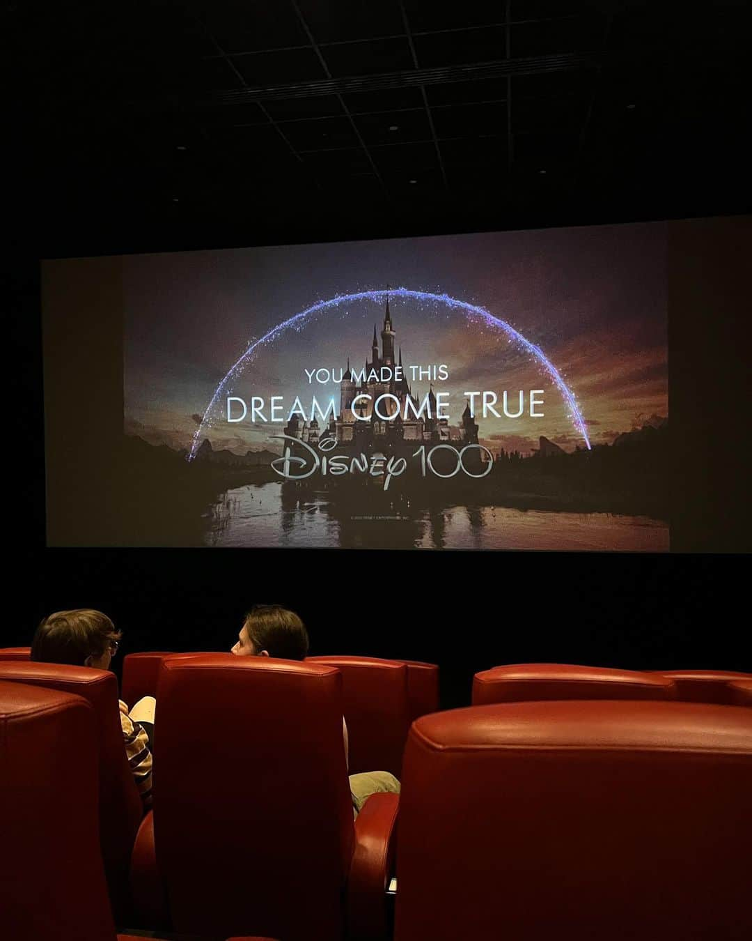 ルイーズ・ペントランドさんのインスタグラム写真 - (ルイーズ・ペントランドInstagram)「Guess the Disneybound! 🧚🏻✨ We saw our local cinema was showing loads of the oldie but goldie Disney films to celebrate #Disney100 and obviously jumped at the chance for a slice of Disney magic on home soil!   We went with a bunch of Pearlie’s gorgeous friends (and their parents obv 🥰) and had the most lovely nostalgic afternoon.  It’s funny because I’ve seen Peter Pan loads of times but when I watched it on the big screen, I saw so many things I hadn’t noticed before!!  Times have definitely changed in terms of world views from when the film was made to now, but I think it still holds so much joy, magic and charm.   Particularly liked the scenes of London and the mermaid lagoon 🧜🏻‍♀️✨  There are more films being shown on Sundays, up and down the country. This was at @northamptonfilmhouse but I’ve seen them listed with @cineworld too!  Hard question now- What would be your dream #disney film to watch on the big screen? Xxx」9月4日 3時24分 - louisepentland