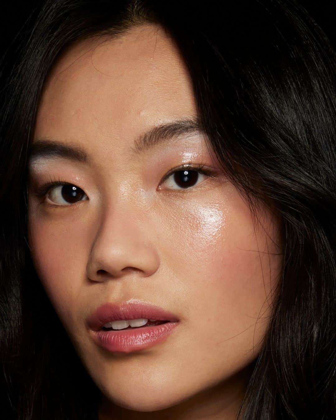 PORTER magazineさんのインスタグラム写真 - (PORTER magazineInstagram)「These simple makeup hacks will guarantee you get compliments on how great your skin looks – not how well you've applied your foundation. Visit the link in bio to find out the easy tweaks to make to your makeup application for great-looking skin, from beauty pros @violette_fr, @danielmartin, @gucciwestman and @patidubroff.」9月4日 4時00分 - portermagazine