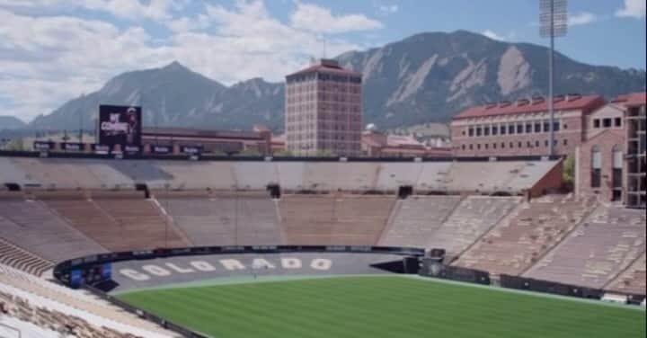エリン・アンドリューズのインスタグラム：「Entire interview here!!! I love sports. Pretty damn honored to have done this sitdown right before @deionsanders @cubuffsfootball season debut. Proud of what we do @jsantos1111 @ba_xo_la @bnkonfox! Thank you @conschwartz @smacentertainment @mam_sorini @jilliangregory #cubuffs #coachprime #wecoming」