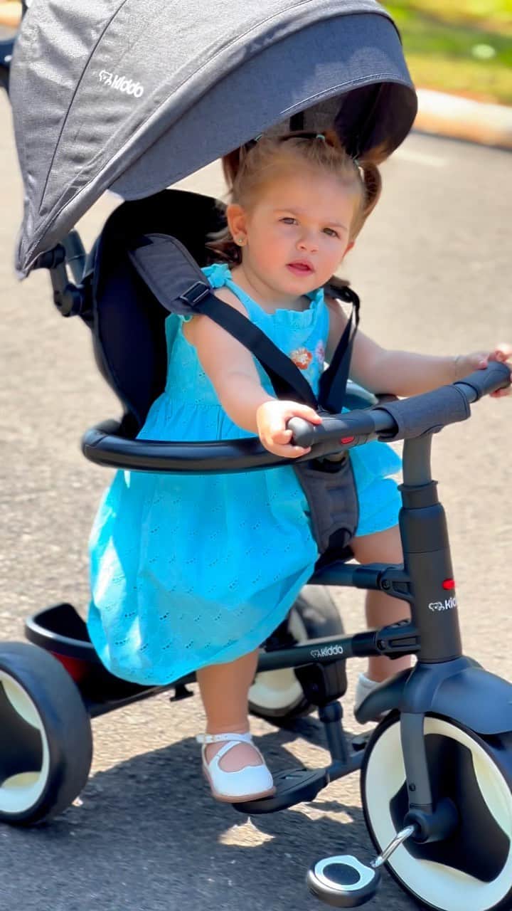 バーバラ・エバンスのインスタグラム：「Minha princesa apaixonada pelo novo triciclo dela 🩵」