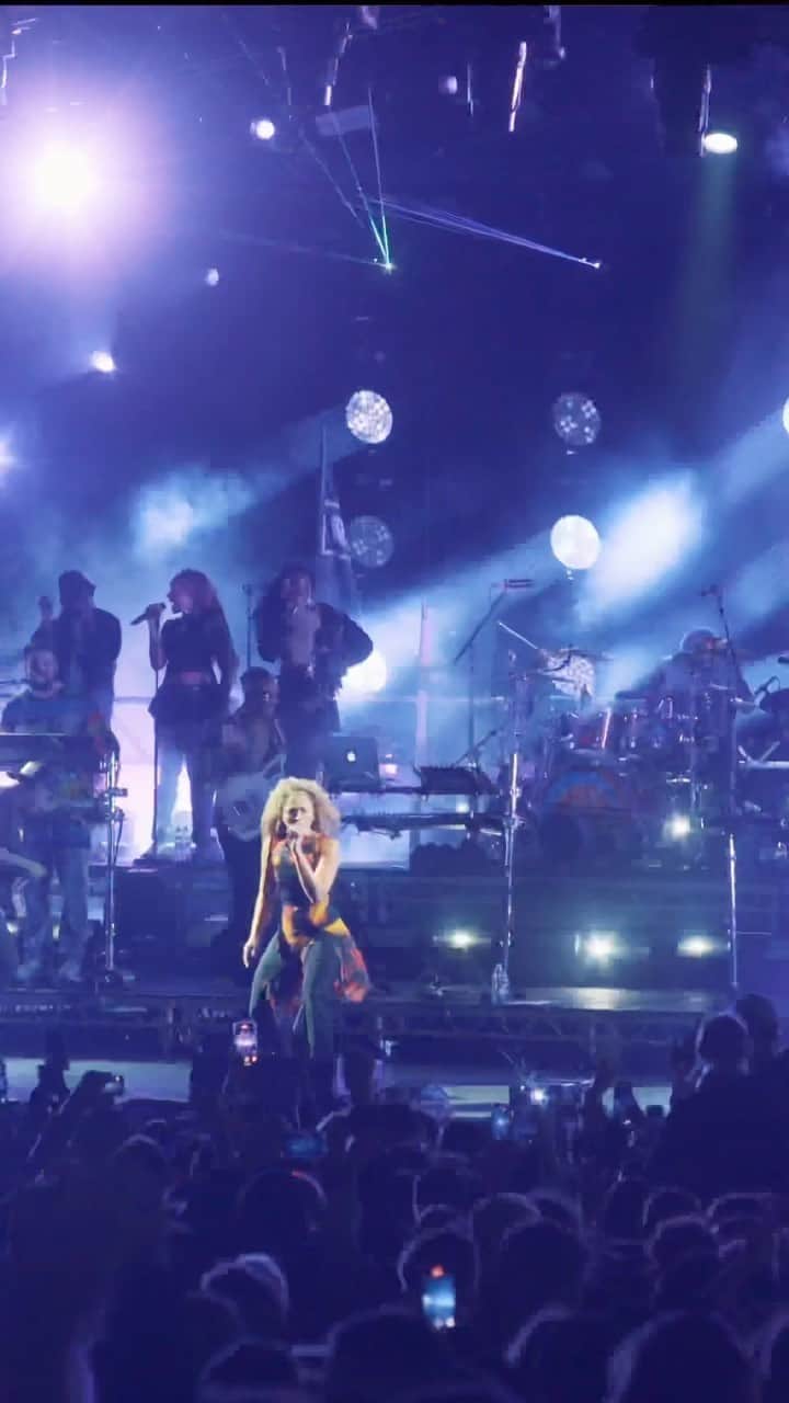 ルディメンタルのインスタグラム：「Name this timeless Rudi anthem ❤️ Head to our YouTube to check out the full performance with @ellaeyre now, link on stories.」