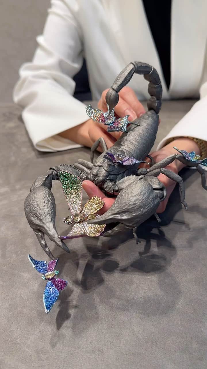 クリスティーズのインスタグラム：「A world of imagination: the creations of Wallace Chan 💫    Christie’s proudly presents the largest exhibition of the artist’s work ever staged in Europe.    Creations inspired by nature, time and the cosmos are a speciality of Wallace Chan, the self-taught Chinese artist and sculptor based in Hong Kong.    Comprising over 150 unique jewellery creations, the jewels on view represent Chan’s six innovations and the significant moments of his remarkable 50-year career. Additionally, the exhibition will feature around 20 never-before-seen works and a series of titanium and iron sculptures.    ➡️ Visit Christie’s London and explore these magical creations in person from 4-10 September.    #WallaceChan @wallacechanart #christiesjewels」