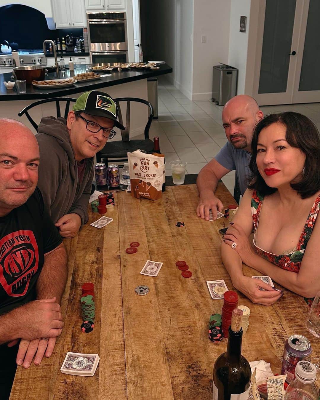 ジェニファー・ティリーさんのインスタグラム写真 - (ジェニファー・ティリーInstagram)「A little kitchen table poker with Jet-Paul, Patrick and @phillaak ♠️♥️♣️♦️🃏」9月4日 3時48分 - jennifertilly