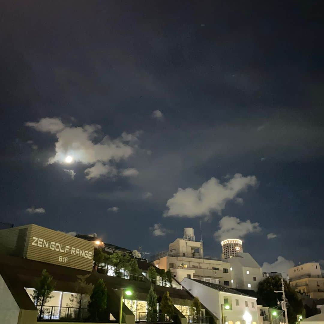 南博のインスタグラム：「#the#moon#月＃cloud#雲＃代官山＃daikanyama#初秋＃early＃autumn#叢雲＃blue#deep#sky#空」