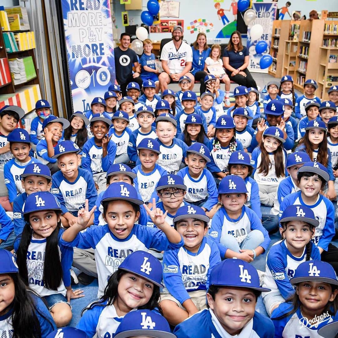 Los Angeles Dodgersさんのインスタグラム写真 - (Los Angeles DodgersInstagram)「Reading with Clayton. The Kershaw family stopped by Emerson Elementary School for story time as part of the @dodgersfoundation’s LA Reads program. Every student left with tickets to a future Dodger game, a book and a Dodger hat and t-shirt.」9月4日 4時03分 - dodgers