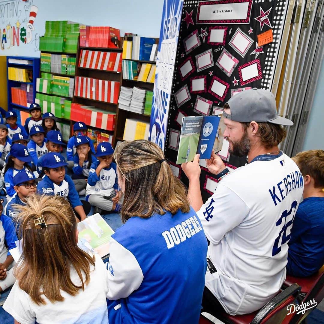 Los Angeles Dodgersさんのインスタグラム写真 - (Los Angeles DodgersInstagram)「Reading with Clayton. The Kershaw family stopped by Emerson Elementary School for story time as part of the @dodgersfoundation’s LA Reads program. Every student left with tickets to a future Dodger game, a book and a Dodger hat and t-shirt.」9月4日 4時03分 - dodgers