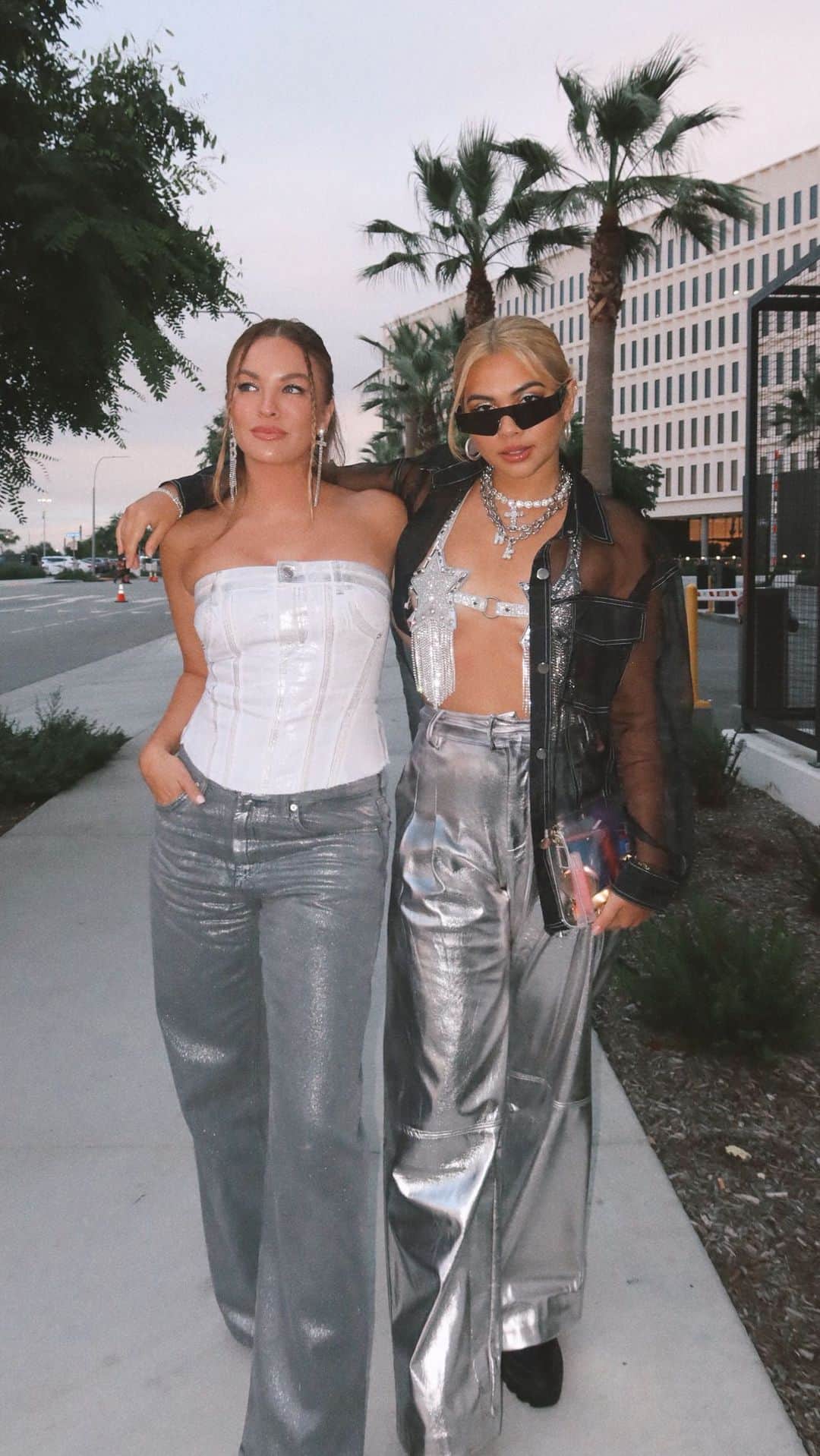 ヘイリー・キヨコのインスタグラム：「Ready for the Renaissance 👽💫 🐝」