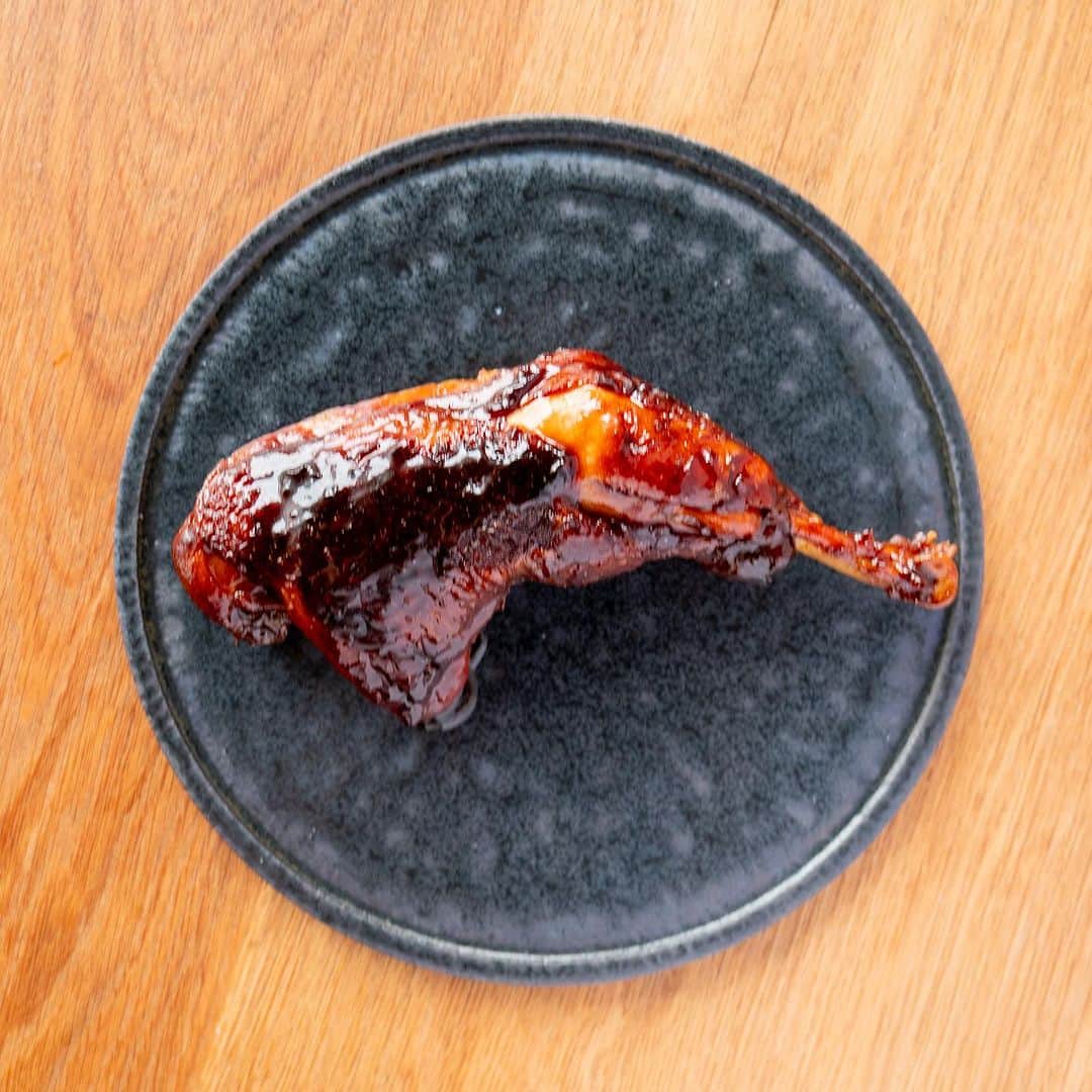 武井義明のインスタグラム：「骨付き鶏もも肉の照り焼き。ちょっとしつこく煮詰めてみた。  Reduce sake, soy sauce, and mirin until just barely evaporated.  #leica_photos #leicaphoto #leicaphotography #leicasl #leicasl601 #foodphotography #foodphotographyandstyling」