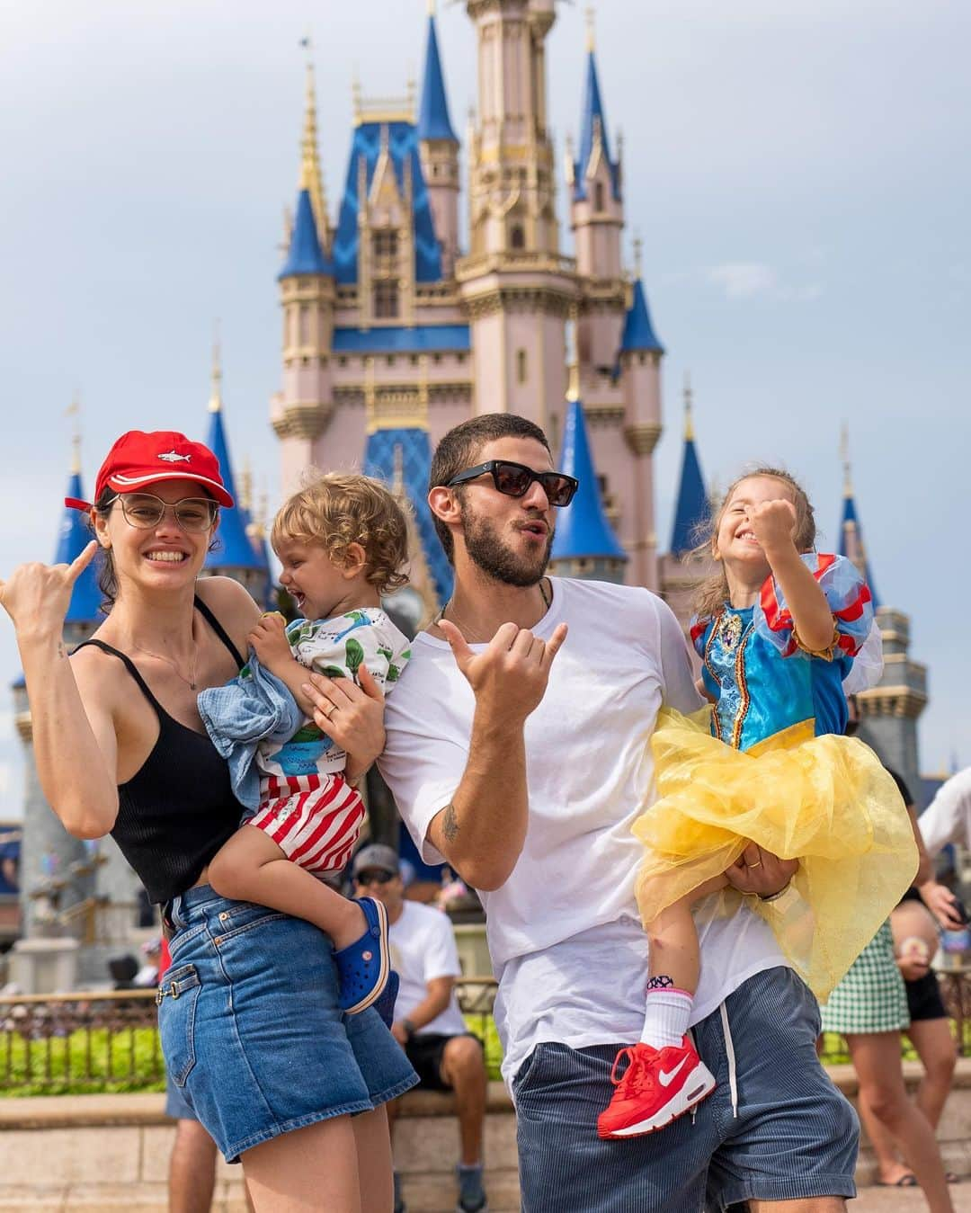 Chay Suedeのインスタグラム：「A gente já tá com saudade.   @disneyworld.brasil   💘」