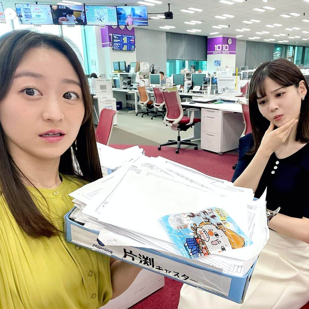 片渕茜のインスタグラム：「ついに…！私のニュース原稿BOXにも入っていました。いかチップ🦑！！！！！ 謎は深まるばかりです。。  #🦑　#スルメイカ　#モーサテ　#モーニングサテライト　#中原みなみ アナ」