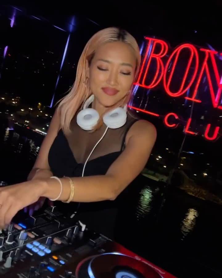 Tigarah e Lauraのインスタグラム：「Je me suis trop bien amusée hier soir, la soirée était vraiment TOP avec le view de tout Paris! 😍❤️❤️ Merci l’équipe @bonnie_club_paris et tout le monde qui sont venus, trop contente de vous voir danser💃🕺🪩 🎥 @grandi.studio @junkonakano_paris   パリで唯一のルーフトップのクラブ @bonnie_club_paris でDJさせて頂きました✨5つ星ホテルで最高の景色で良い音楽が聞ける、めちゃくちゃ素敵な空間でした😍❤️❤️パリでクラブ行くなら、絶対ここおすすめ！Merci beaucoup✨」