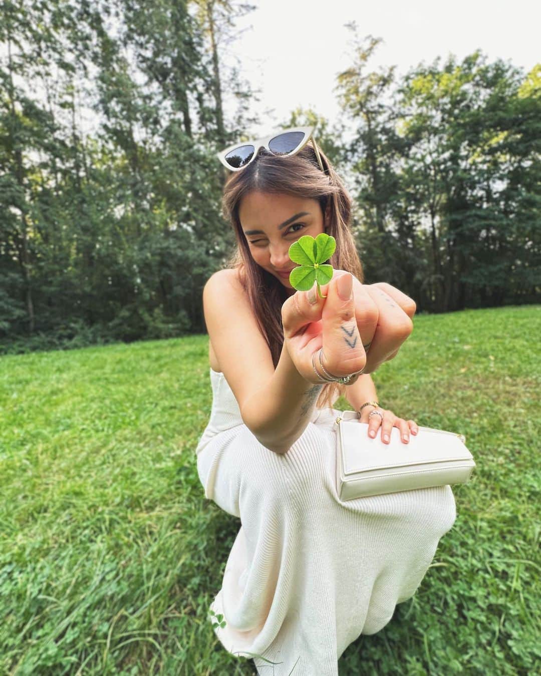 sananasのインスタグラム：「Bonne rentrée les amis ! Good luck pour la reprise, pour les profs, les emplois du temps, et bon courage aux parents pour le marathon 😅(mais vous allez souffler de nouveau non ? Ahah) Première fois de ma vie que je trouve un trèfle 🍀 à 4 feuilles, du coup je partage !」