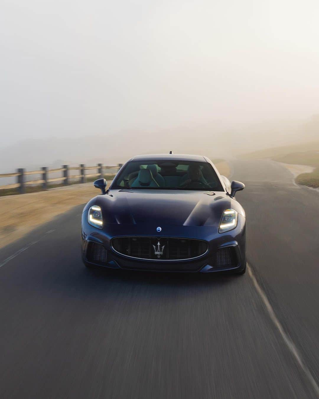マセラティのインスタグラム：「Trofeo dreaming on a summer day. GranTurismo. The Others Just Travel. #Maserati #MaseratiGranTurismo」