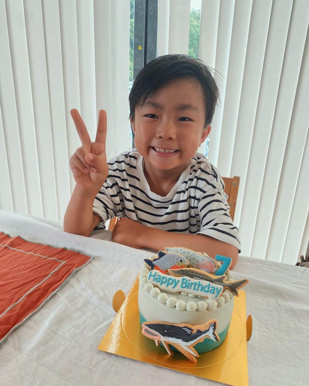 金子渚さんのインスタグラム写真 - (金子渚Instagram)「HAPPY BIRTHDAY NOGI🎂  7歳のお誕生日おめでとう 毎日のーくんのキラッキラ✨な笑顔に皆んな癒されてパワーもらってこちらが元気になってる  小学生になって成長していく君の姿が眩しくて母も沢山の幸せを感じる日々です あなたが産まれて私の人生本当に最幸でしかない  優しくて時にめちゃくちゃ激しくて甘えん坊で忙しい君をいつも見守ってるからね。  愛してるよ！」9月4日 4時18分 - nagisakaneko