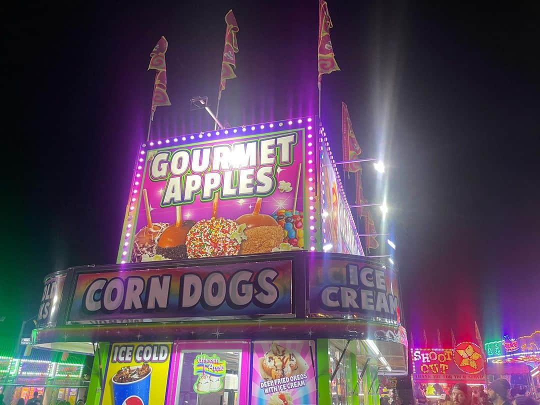 アシュレイ・ベンソンのインスタグラム：「🎡 🍦🏖️」