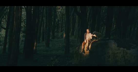 サイモンとマルティナのインスタグラム：「Heya. I’m working on a new video series about food and travel in Portugal. I’ve got three episodes I’m working on, and here’s a series of stills from the first. I’ll be showing you some of my favorite forest in Sintra, Portugal, and one of my favorite places to hike.  This is a very different look than before, and I hope you like it.  At the same time, I’ll be talking about how I went a bit overboard in my attempts to heal, and how it has been disconnecting me from others, and from myself.   And then, I’ll show you some of my favorite pastries to look for in Portugal, and they’re not Pastel de Nata.  Next episode I’ll share my guide on “What to Eat in Portugal,” and after that, I’ll do a full episode dedicated to my favorite place here.  For now, I hope you like this new direction I’m going with the look of the videos.  Check out the link in the bio, and see you next time!」