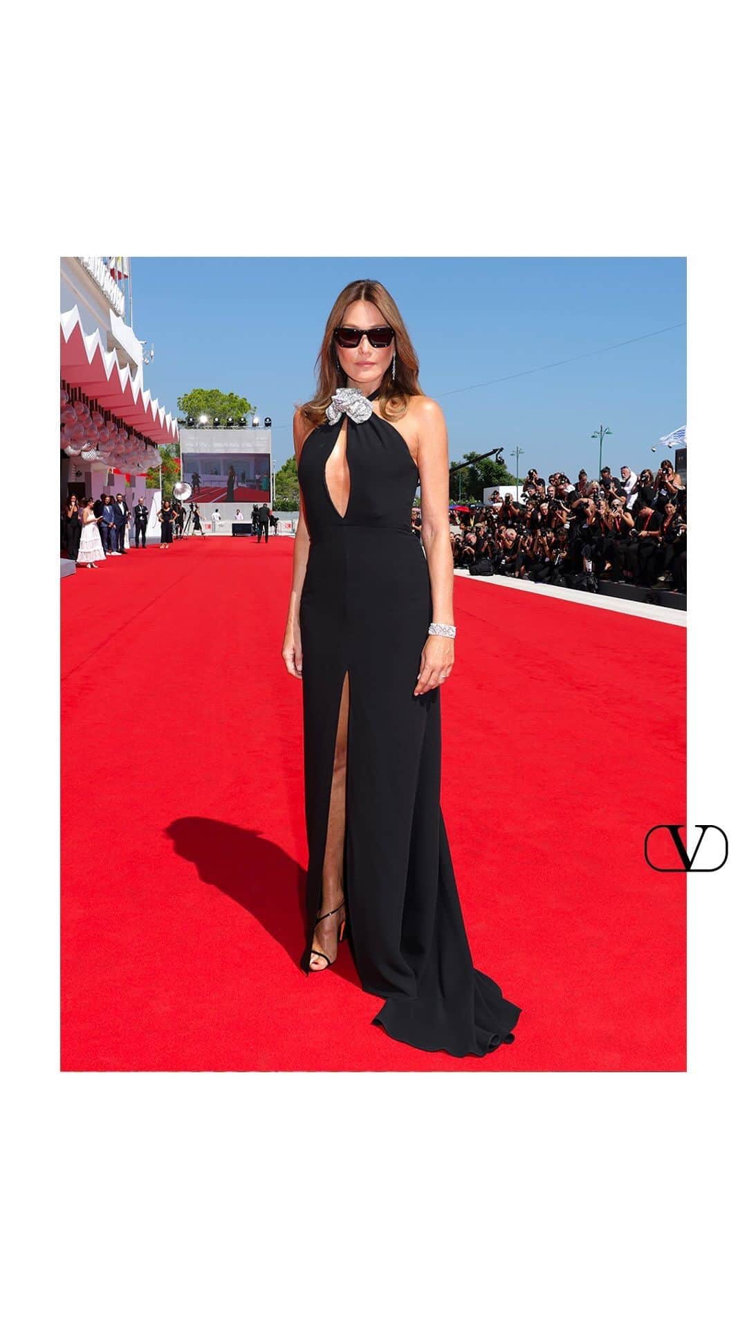 のインスタグラム：「@carlabruniofficial walked the Venice Film Festival red carpet in advance of the Golden Lion for Lifetime Achievement Award ceremony in a black Valentino gown with crystal rose adornments and #ValentinoEyewear made with @akonigroup, designed by @pppiccioli and styled by @clementlomellini  @labiennale」