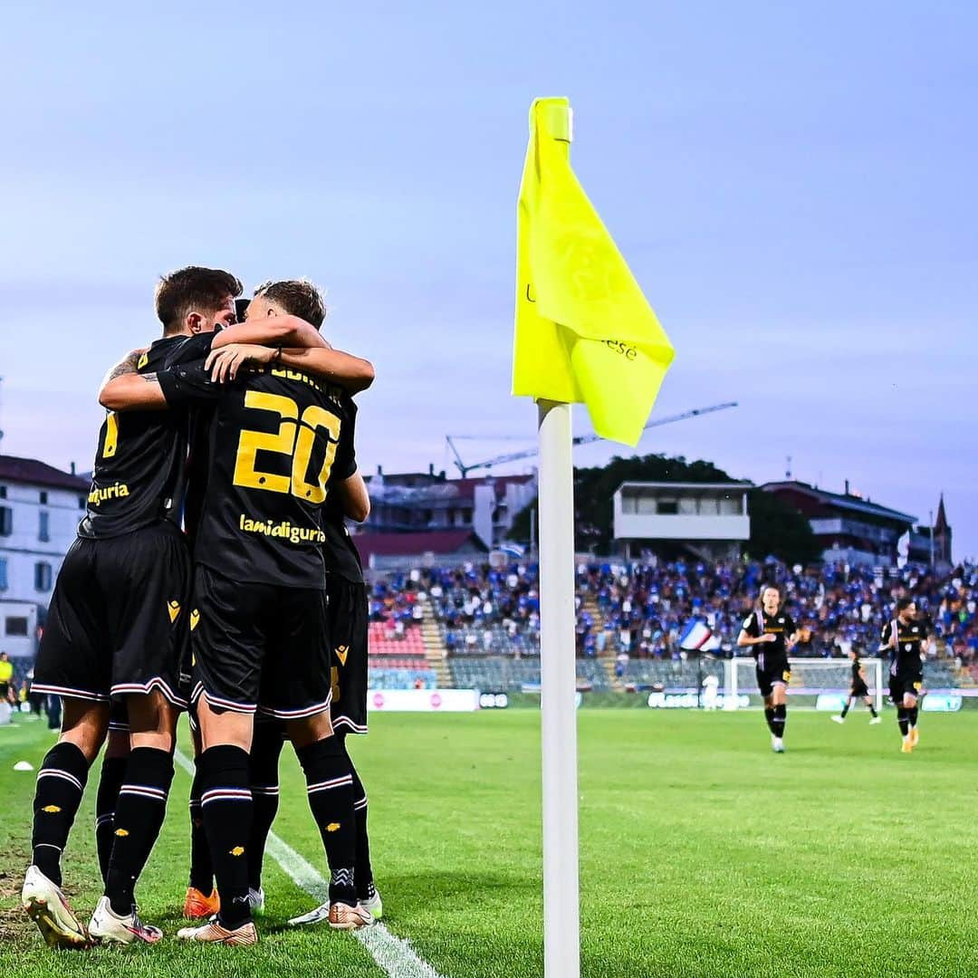 UCサンプドリアのインスタグラム：「📸 GALLERY  Gli scatti di #CremoneseSamp, 4.a giornata di #SerieBKT.  #ForzaDoria 🔵⚪️🔴⚫️⚪️🔵」