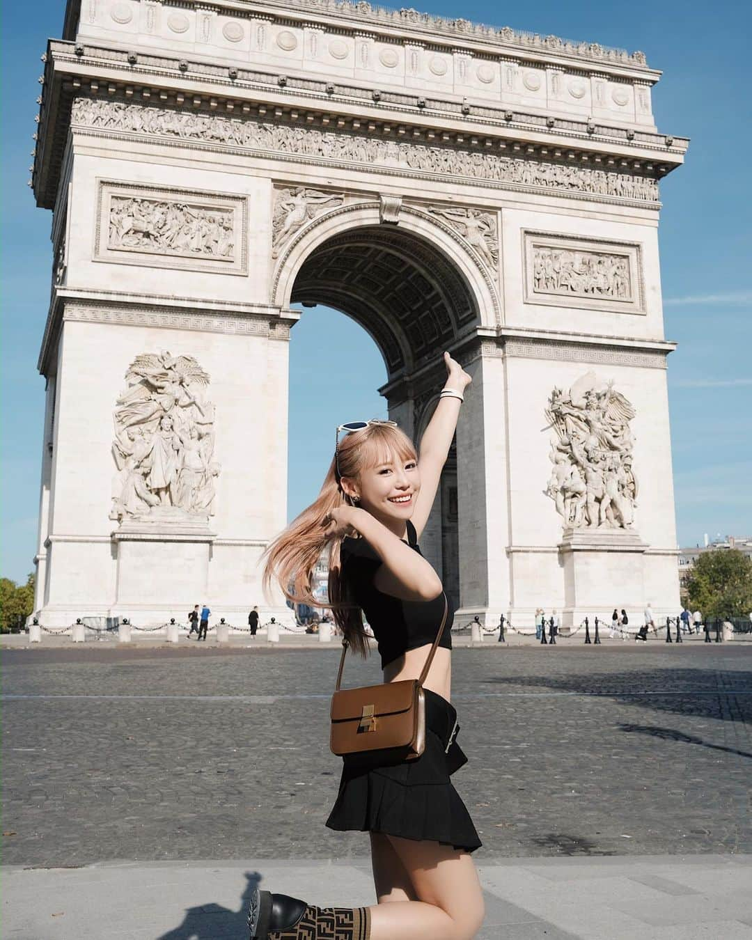 紀卜心さんのインスタグラム写真 - (紀卜心Instagram)「Paris🇫🇷Day1  還不能check in房間只好在車上隨意梳化來凱旋門拍觀光照✌🏻 法國就是我的甜點天堂！！馬卡龍直接給他買起來  但我先把我感冒的喉嚨養好才可享用👶🏻」9月4日 4時50分 - eatzzz7