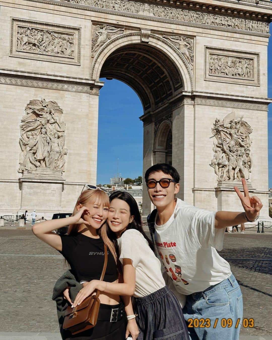 紀卜心さんのインスタグラム写真 - (紀卜心Instagram)「Paris🇫🇷Day1  還不能check in房間只好在車上隨意梳化來凱旋門拍觀光照✌🏻 法國就是我的甜點天堂！！馬卡龍直接給他買起來  但我先把我感冒的喉嚨養好才可享用👶🏻」9月4日 4時50分 - eatzzz7