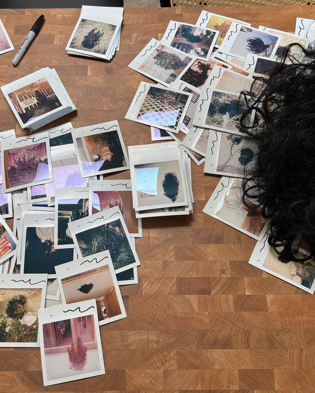 デヴェンドラ・バンハートさんのインスタグラム写真 - (デヴェンドラ・バンハートInstagram)「Flying Wig is coming your way September 22 - my new album that I worked on with the incredible @catelebon producing. I shot 300 Polaroids of the wig that inspired the album’s title - around LA, around Japan, around and around. And 300 pre orders of the album will be selected randomly to include a signed Polaroid. Thank you for listening. Thank you for flying.  Pre Order at link in the biography. 💙」9月4日 5時01分 - devendrabanhart