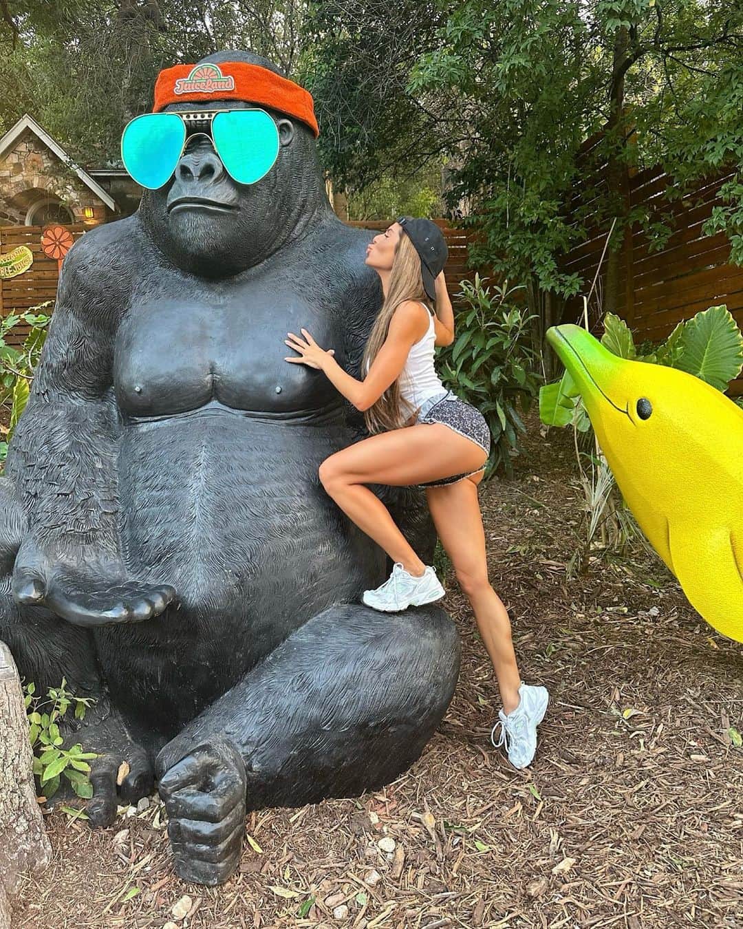 テラン・ヒロウのインスタグラム：「Monkeying around 🍌」