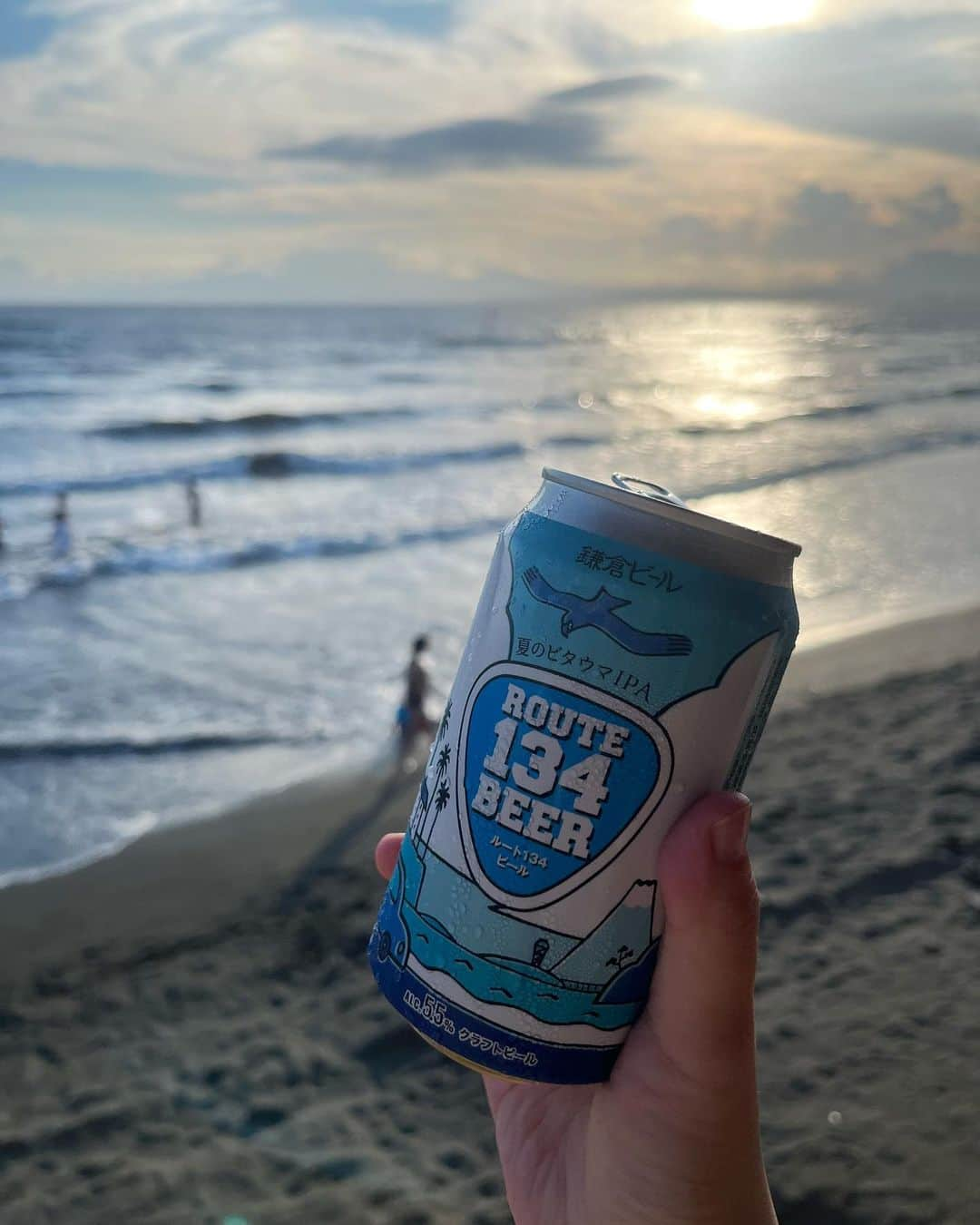 永岡怜子さんのインスタグラム写真 - (永岡怜子Instagram)「夏の思い出🏝  夜行性のひきこもりが珍しく遠出。 夏休み中の恋人達や親子連れのお客様に紛れ ひとり新江ノ島水族館を楽しんだ後、 海の家で友人達と合流し乾杯して参りました🍻  午後からのんびり向かったので 夕日とセットで楽しめました👌🏻 これがチルってやつでしょうか。。。  久々にビキニを着てみたのですが ちゃんと酒好きの30代女性のお腹でした☺️ 30代はね、腰まわりにつくのよ腰まわりに。。。 とはいえこれはこれでむちむちしていて良い身体。 グラビアアイドルでも目指そうかしら。  .  #永岡怜子 #たのしい隠居生活 #また水色着てる #江ノ島 #片瀬西浜海岸 #海の家 #新江ノ島水族館 #えのすい #ビール女子 #ビール部  #ルート134ビール #鎌倉ビール #beerlovers #beerstagram #instagravure #👙」9月4日 5時14分 - nagaoka_reiko