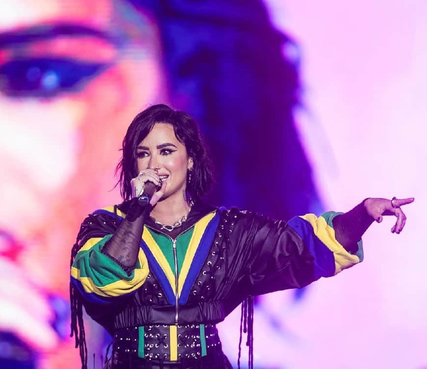 デミ・ロヴァートのインスタグラム：「What an amazing show.. thank you Sao Paolo and @thetownfestival for having me. I love my Brazilian lovatics so much!!! (And of course thank you @luisasonza for joining me to sing our song together - love you!!) 🖤🖤🇧🇷」