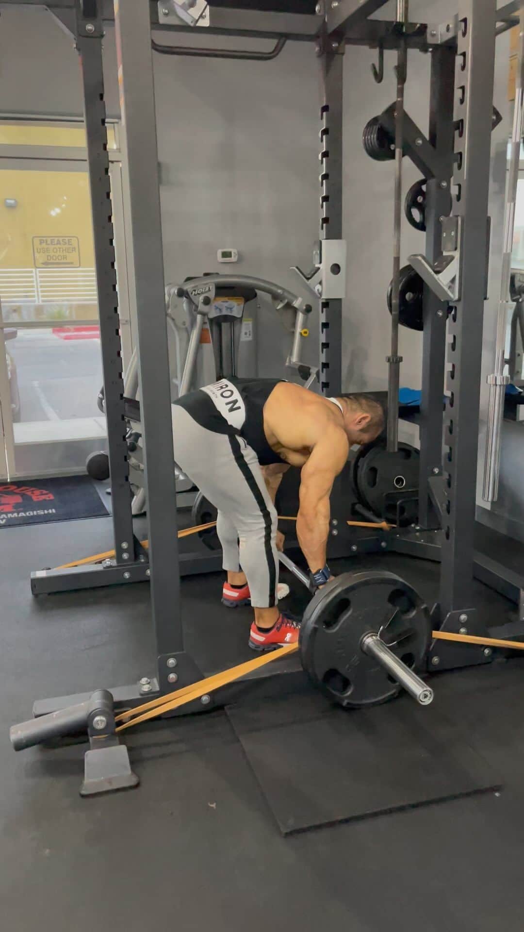 のインスタグラム：「Deadlifts using band resistance allows you have more resistance on the top of movement.   New‼️40歳からの筋トレ教科書👇 hidetada-yamagishi.shop  筋肉増強・体脂肪燃焼のためのサプリメント。ギャスパリ、イヴォジェンシェイカープレゼント中👇 bodicafe.com  Gym @powerhousegymlasvegas   My workout team @drdoomoffroad  @iriskyle  @pedro12aguilar  Thank you my sponsors @americanmalewellness  @gaspari  @urbanicebotanicals  @evolgear  @on.japan  @lasvegasmuscleworks  @stimiron.jp @cardilloweightbelts @warriorsgym10042」