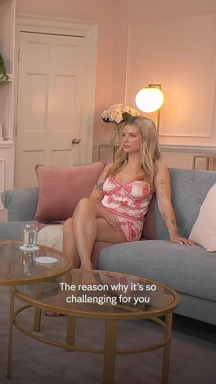 ロッティ・モスのインスタグラム：「Paul gets honest with Lottie ❤️ #CelebsGoDating」